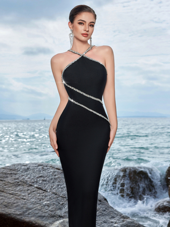 Elegantna duga večernja haljina bez rukava s diagonelnim izrezom, presavijene ramene i kristali, fishtail kroj, bodycon silueta