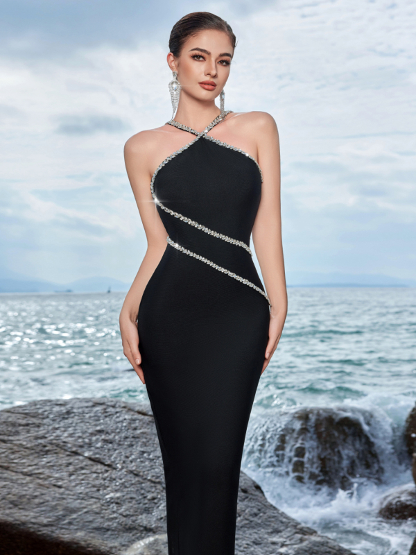 Elegantna duga večernja haljina bez rukava s diagonelnim izrezom, presavijene ramene i kristali, fishtail kroj, bodycon silueta