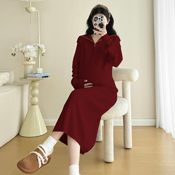 Grūtnieču kleita ar garām piedurknēm, vilnas un viskozes maisījuma audums 30–50% viskoze, vidēja garuma kleita, vienkrāsains raksts, rudens 2025.