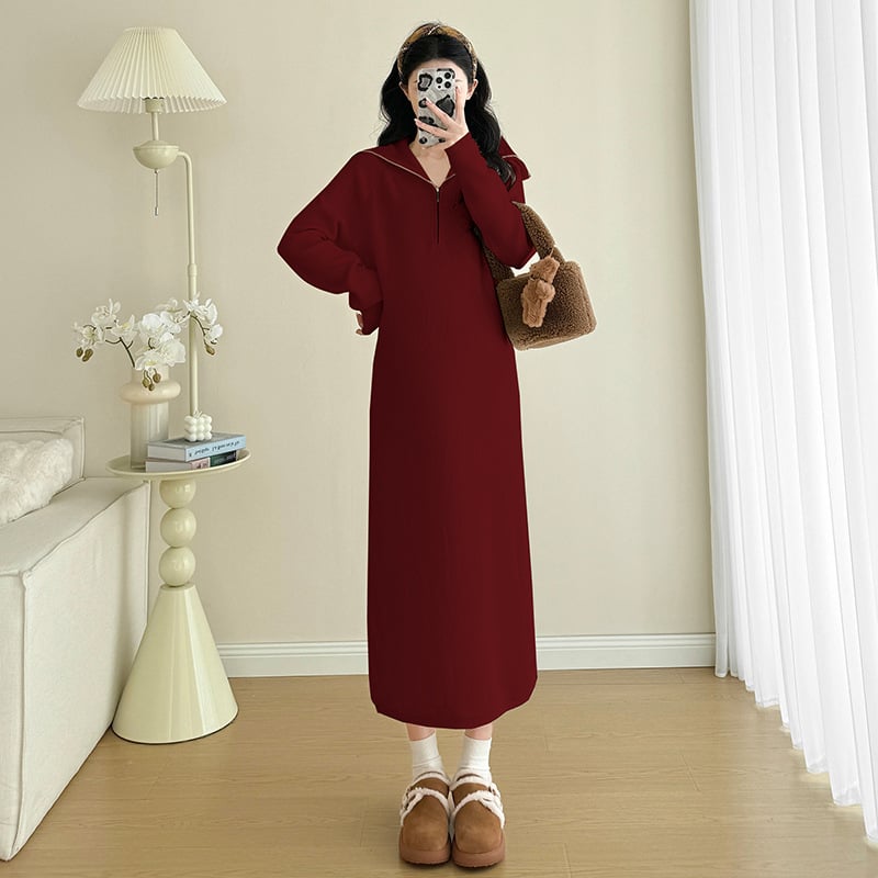 Grūtnieču kleita ar garām piedurknēm, vilnas un viskozes maisījuma audums 30–50% viskoze, vidēja garuma kleita, vienkrāsains raksts, rudens 2025.