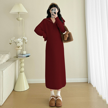 Grūtniecības kleita ar tumszilā apkakli, garām piedurknēm, vilnas maisījuma audums un viskoze 30–50%, vidēja garuma kleita.