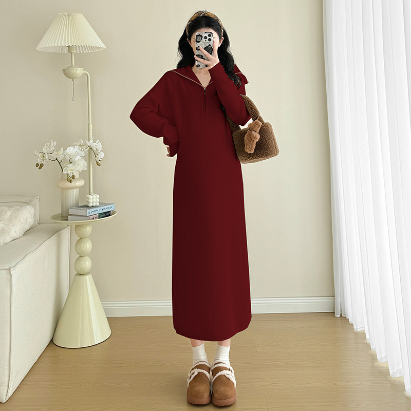 Grūtniecības kleita ar tumszilā apkakli, garām piedurknēm, vilnas maisījuma audums un viskoze 30–50%, vidēja garuma kleita.