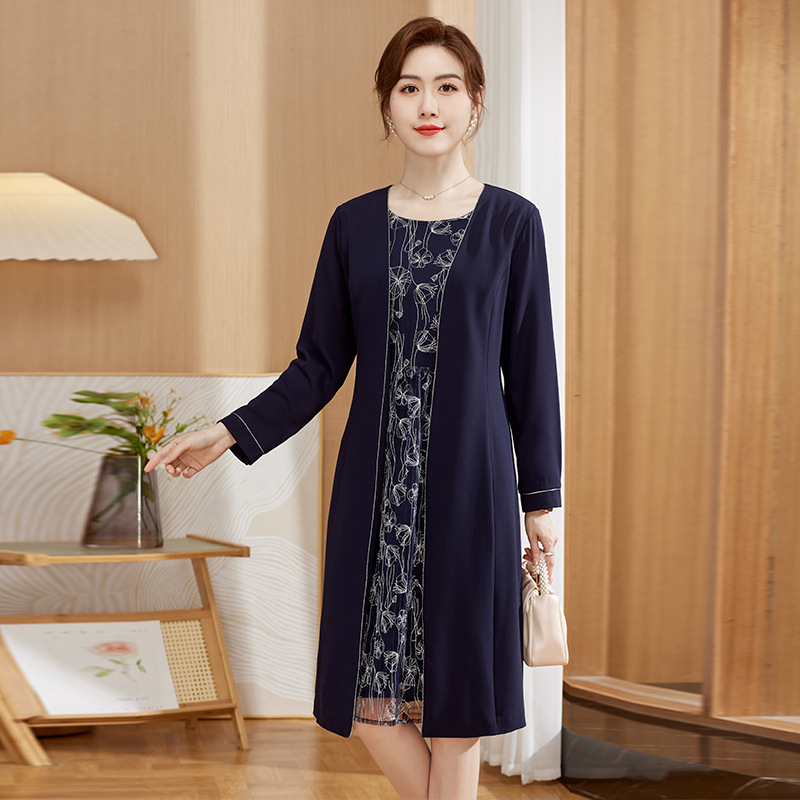 Eleganta māmiņas stila kleita ar izšuvumiem, ilūzijas divdaļīgs izskats, midi garums, poliester >95%, pavasaris 2025