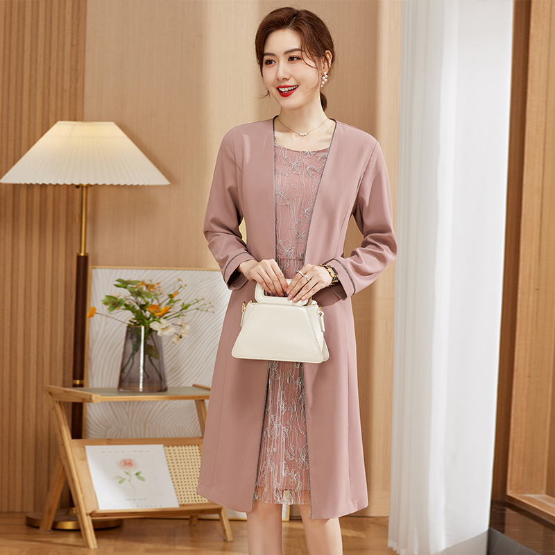 Eleganta māmiņas stila kleita ar izšuvumiem, ilūzijas divdaļīgs izskats, midi garums, poliester >95%, pavasaris 2025