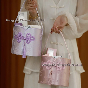 Apaļā dāvanu kastīte ar brokāta satīna motīvu Cheongsam stila kāzu dekoriem; materiāls: audums; izcelsme: Dongyang, Zhejiang; iepakojums: dāvanu iepakojums