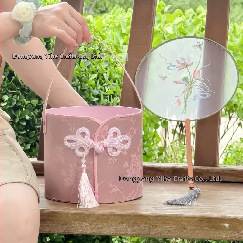 Apaļā dāvanu kastīte ar brokāta satīna motīvu Cheongsam stila kāzu dekoriem; materiāls: audums; izcelsme: Dongyang, Zhejiang; iepakojums: dāvanu iepakojums