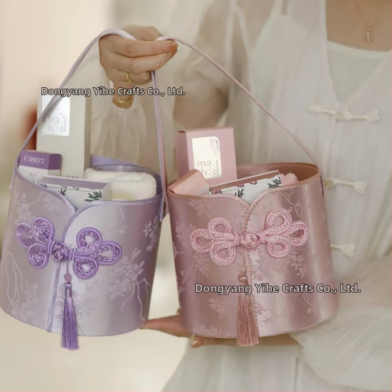 Apaļā dāvanu kastīte ar brokāta satīna motīvu Cheongsam stila kāzu dekoriem; materiāls: audums; izcelsme: Dongyang, Zhejiang; iepakojums: dāvanu iepakojums