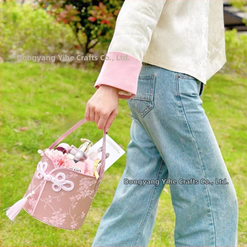 Kāzu dāvanu kastīte, apaļa auduma kārbiņa ar brokātu, Cheongsam stila, ziedu noformējumiem un dāvanām līgavas māsām