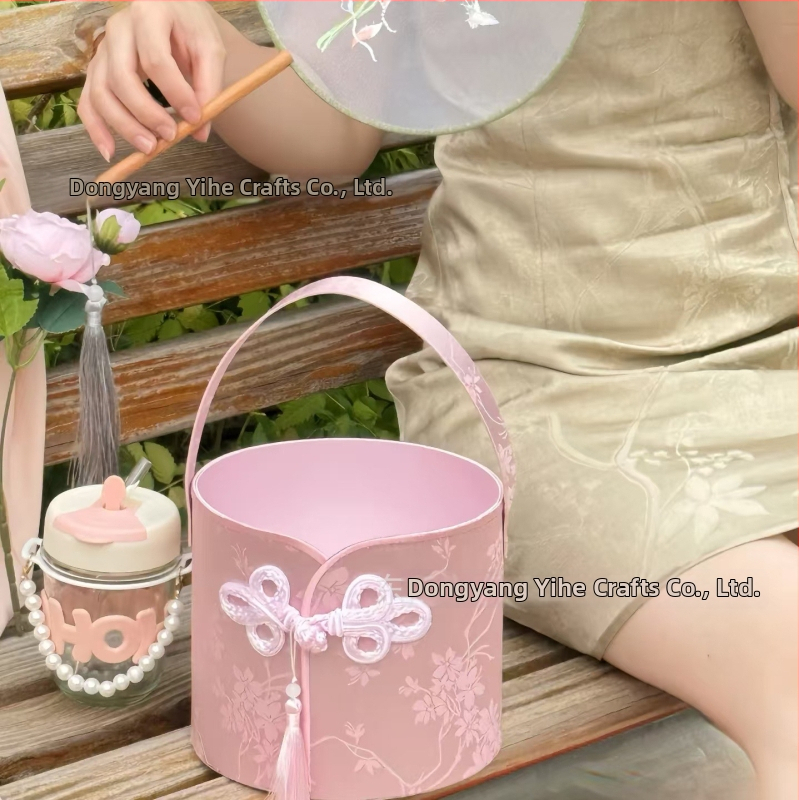 Kāzu dāvanu kastīte, apaļa auduma kārbiņa ar brokātu, Cheongsam stila, ziedu noformējumiem un dāvanām līgavas māsām