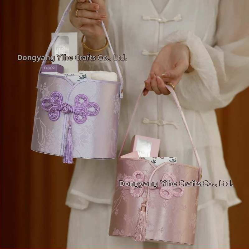 Kāzu dāvanu kastīte, apaļa auduma kārbiņa ar brokātu, Cheongsam stila, ziedu noformējumiem un dāvanām līgavas māsām