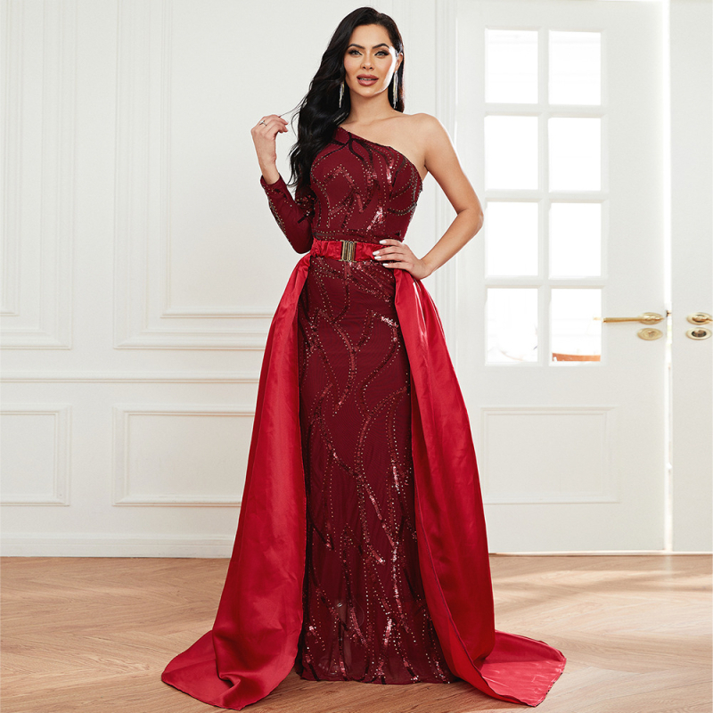 Estélyi ruha egyvállas, hosszú ujjú, pelerinnel és kis uszállyal, hímzett, magas derék