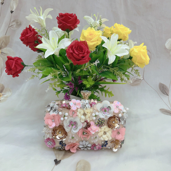 Clutch krepšys su karoliukų gėlėtu siuvinėjimu, tridimensinis išorinis dizainas, užraktas, mobiliojo telefono kišenė, poliesteris