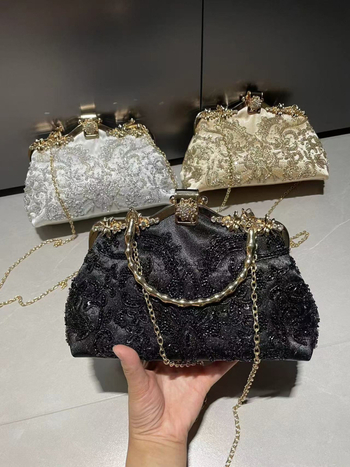 Sieviešu somiņa ar pērlīšu izšuvumu, horizontāla kvadrāta forma, poliestera konstrukcija un pamatne, telefona nodalījums, aizvērums ar slēdzeni, līgavas/vakaras somiņa