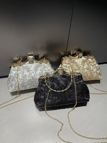 Sieviešu somiņa ar pērlīšu izšuvumu, horizontāla kvadrāta forma, poliestera konstrukcija un pamatne, telefona nodalījums, aizvērums ar slēdzeni, līgavas/vakaras somiņa