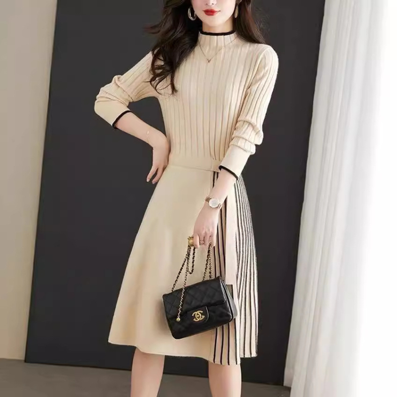 Pletena haljina s plisom, midi duljine, dugi rukavi, poliester materijal, klasičan elegantan stil