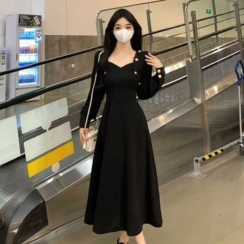 A-vonalú ruha magas derékkal, V-nyakú, hosszú ujjú, poliészter anyagból (Polyester; High waist; V-neck; Long sleeves; A-line silhouette)