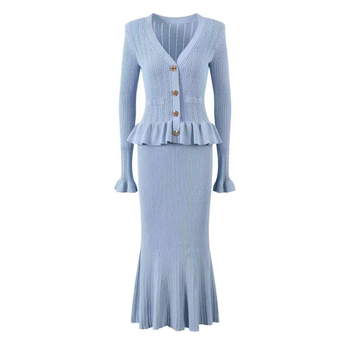 Elegantna pletena haljina s V izrezom, silueta sirene, visokim strukom, srednja duljina.