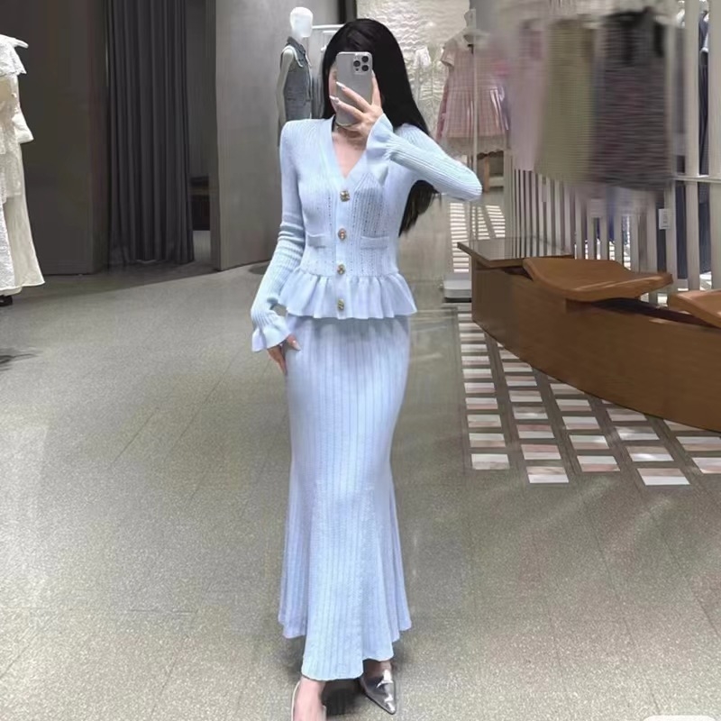 Elegantna pletena haljina s V izrezom, silueta sirene, visokim strukom, srednja duljina.