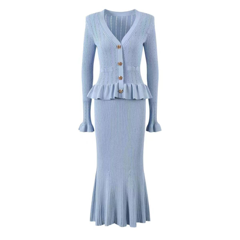 Elegantna pletena haljina s V izrezom, silueta sirene, visokim strukom, srednja duljina.