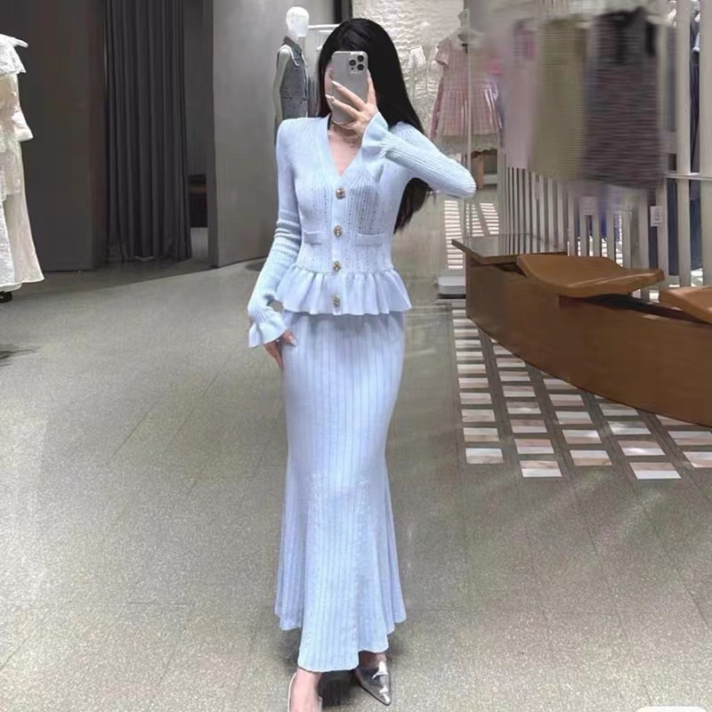 Elegantna pletena haljina s V izrezom, silueta sirene, visokim strukom, srednja duljina.