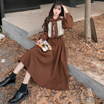 Chanel-inspired crveni dvodijelni set: veste i dugačka haljina od korduroja, plus veličina, jesen-zima, francuski retro stil