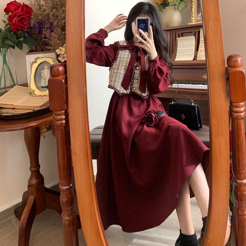 Chanel-inspired crveni dvodijelni set: veste i dugačka haljina od korduroja, plus veličina, jesen-zima, francuski retro stil
