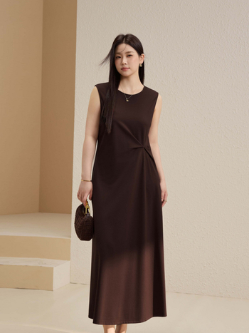 Ruha pliszélt derékkal, ujjatlan, kerek nyakú, A-vonalú szabás, poliészter anyagból