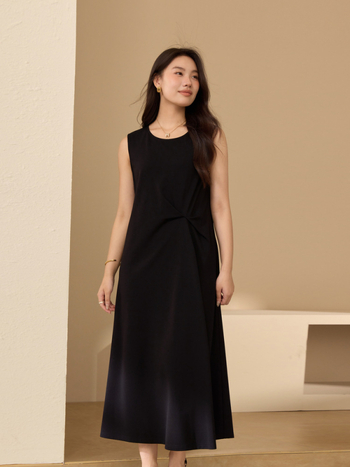 Ruha pliszélt derékkal, ujjatlan, kerek nyakú, A-vonalú szabás, poliészter anyagból