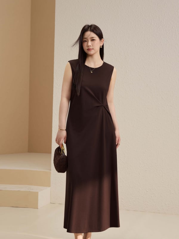 Ruha pliszélt derékkal, ujjatlan, kerek nyakú, A-vonalú szabás, poliészter anyagból