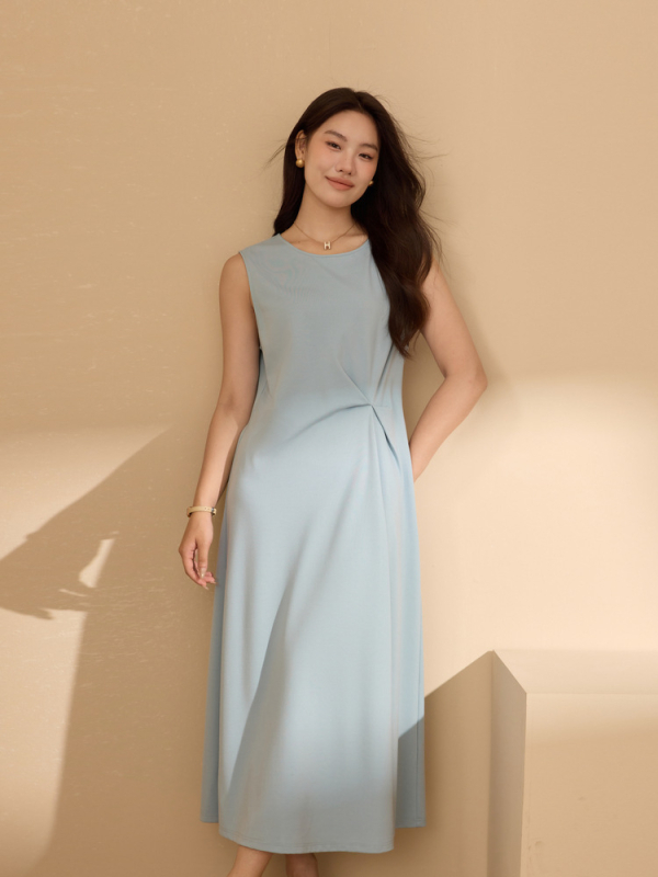 Ruha pliszélt derékkal, ujjatlan, kerek nyakú, A-vonalú szabás, poliészter anyagból