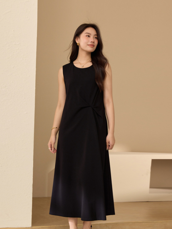 Ruha pliszélt derékkal, ujjatlan, kerek nyakú, A-vonalú szabás, poliészter anyagból