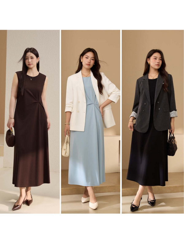 Ruha pliszélt derékkal, ujjatlan, kerek nyakú, A-vonalú szabás, poliészter anyagból