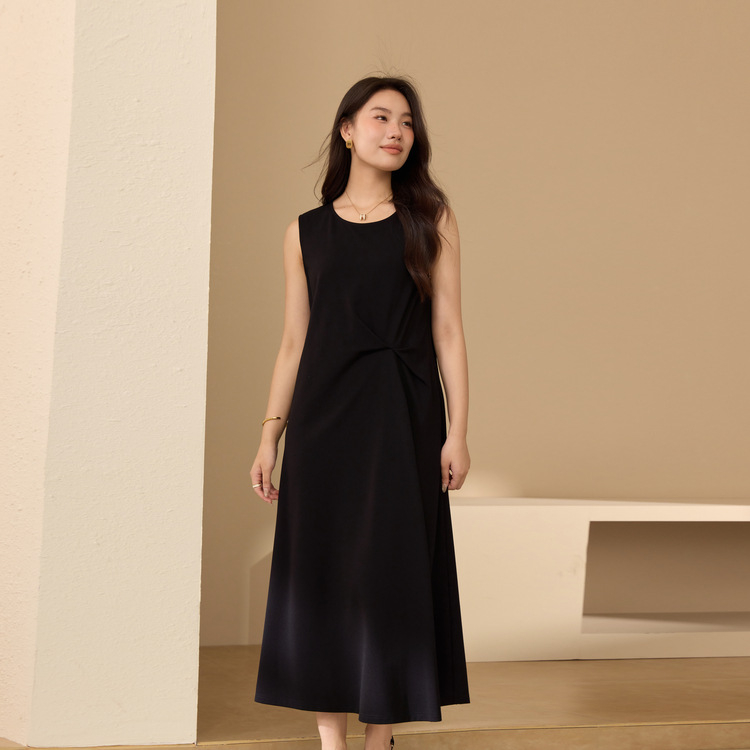 Ruha pliszélt derékkal, ujjatlan, kerek nyakú, A-vonalú szabás, poliészter anyagból