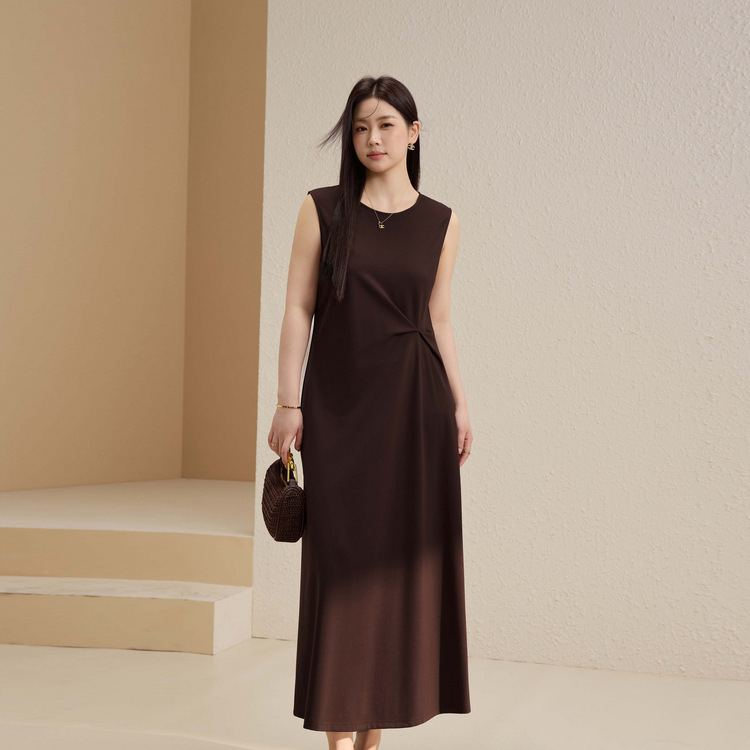 Ruha pliszélt derékkal, ujjatlan, kerek nyakú, A-vonalú szabás, poliészter anyagból