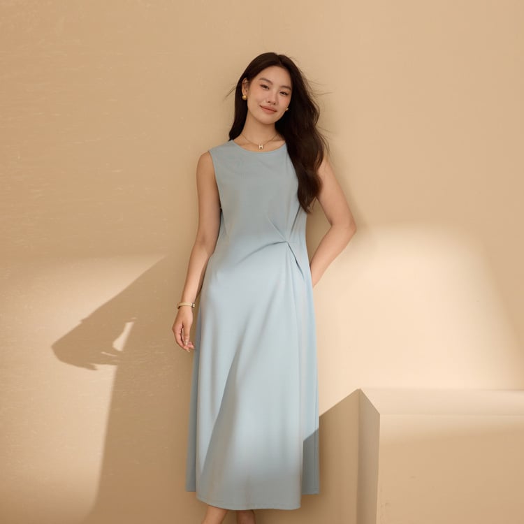 Ruha pliszélt derékkal, ujjatlan, kerek nyakú, A-vonalú szabás, poliészter anyagból