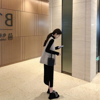 Két darabos szett: pulóveres mellény és szoknya, V-nyak, hosszú ujjak, A-vonalú középméretű szoknya, 2025 ősz.