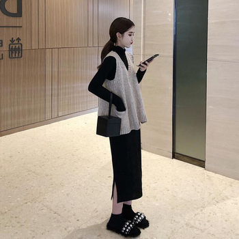 Két darabos szett: pulóveres mellény és szoknya, V-nyak, hosszú ujjak, A-vonalú középméretű szoknya, 2025 ősz.