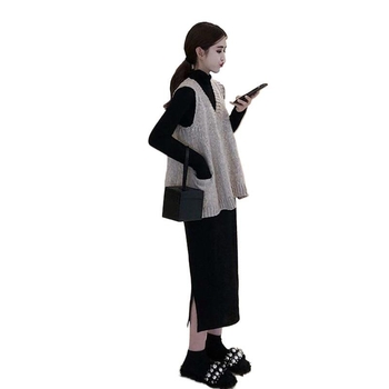 Két darabos szett: pulóveres mellény és szoknya, V-nyak, hosszú ujjak, A-vonalú középméretű szoknya, 2025 ősz.