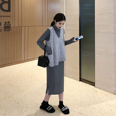 Két darabos szett: pulóveres mellény és szoknya, V-nyak, hosszú ujjak, A-vonalú középméretű szoknya, 2025 ősz.