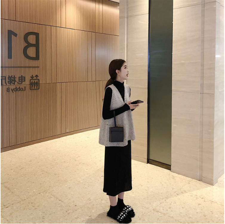 Két darabos szett: pulóveres mellény és szoknya, V-nyak, hosszú ujjak, A-vonalú középméretű szoknya, 2025 ősz.