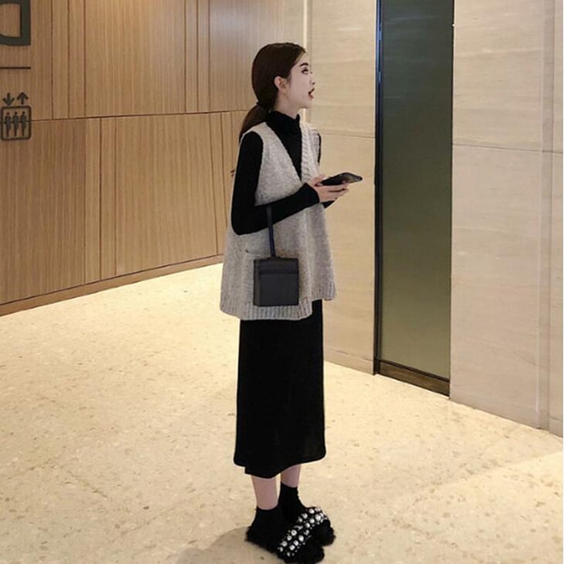 Két darabos szett: pulóveres mellény és szoknya, V-nyak, hosszú ujjak, A-vonalú középméretű szoknya, 2025 ősz.