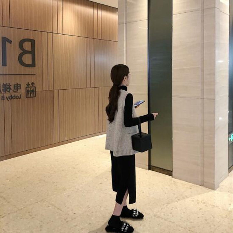 Két darabos szett: pulóveres mellény és szoknya, V-nyak, hosszú ujjak, A-vonalú középméretű szoknya, 2025 ősz.