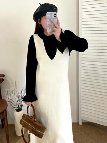 Plusz méretű női V-nyakú kötött ruha, lazán szabott, középméretű hosszúságú, tél 2025