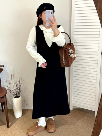 Plusz méretű női V-nyakú kötött ruha, lazán szabott, középméretű hosszúságú, tél 2025