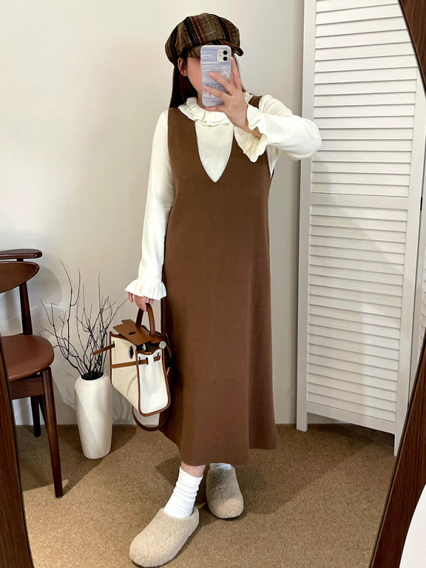 Plusz méretű női V-nyakú kötött ruha, lazán szabott, középméretű hosszúságú, tél 2025