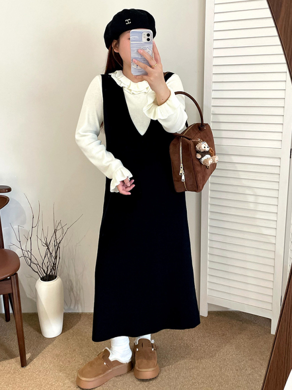 Plusz méretű női V-nyakú kötött ruha, lazán szabott, középméretű hosszúságú, tél 2025