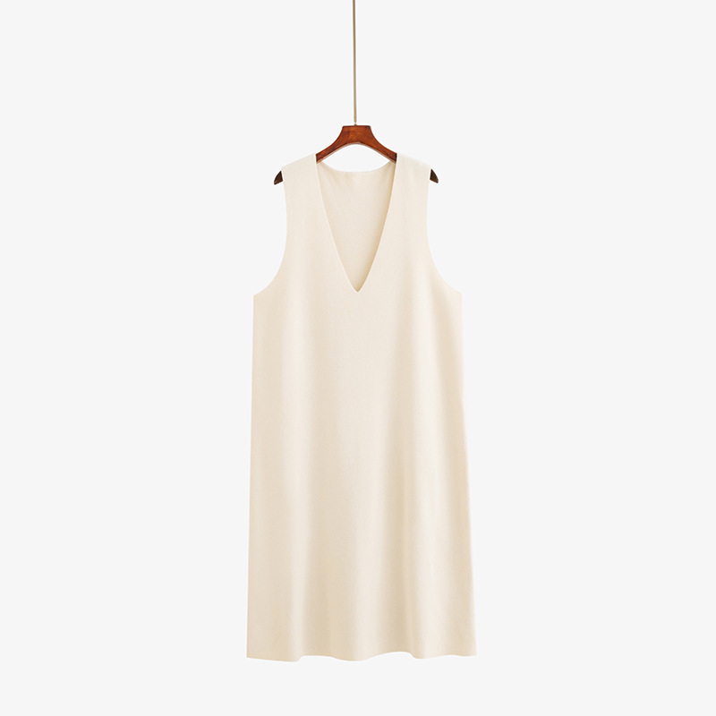 Plusz méretű női V-nyakú kötött ruha, lazán szabott, középméretű hosszúságú, tél 2025