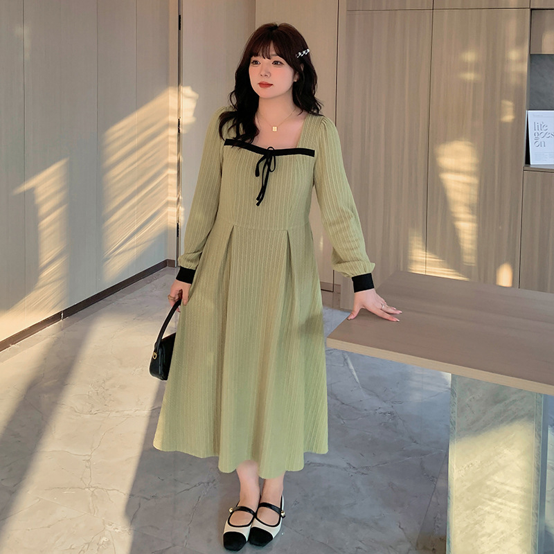 Plus-size duga haljina u francuskom stilu s kvadratnim izrezom, mašnicom i puff rukavima