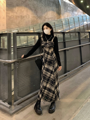 Ažurirani model: ženska haljina s kariranim uzorkom i slojevito dizajnom na naramenicama, plus veličina, jesen-zima.