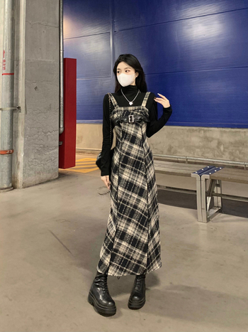 Ažurirani model: ženska haljina s kariranim uzorkom i slojevito dizajnom na naramenicama, plus veličina, jesen-zima.